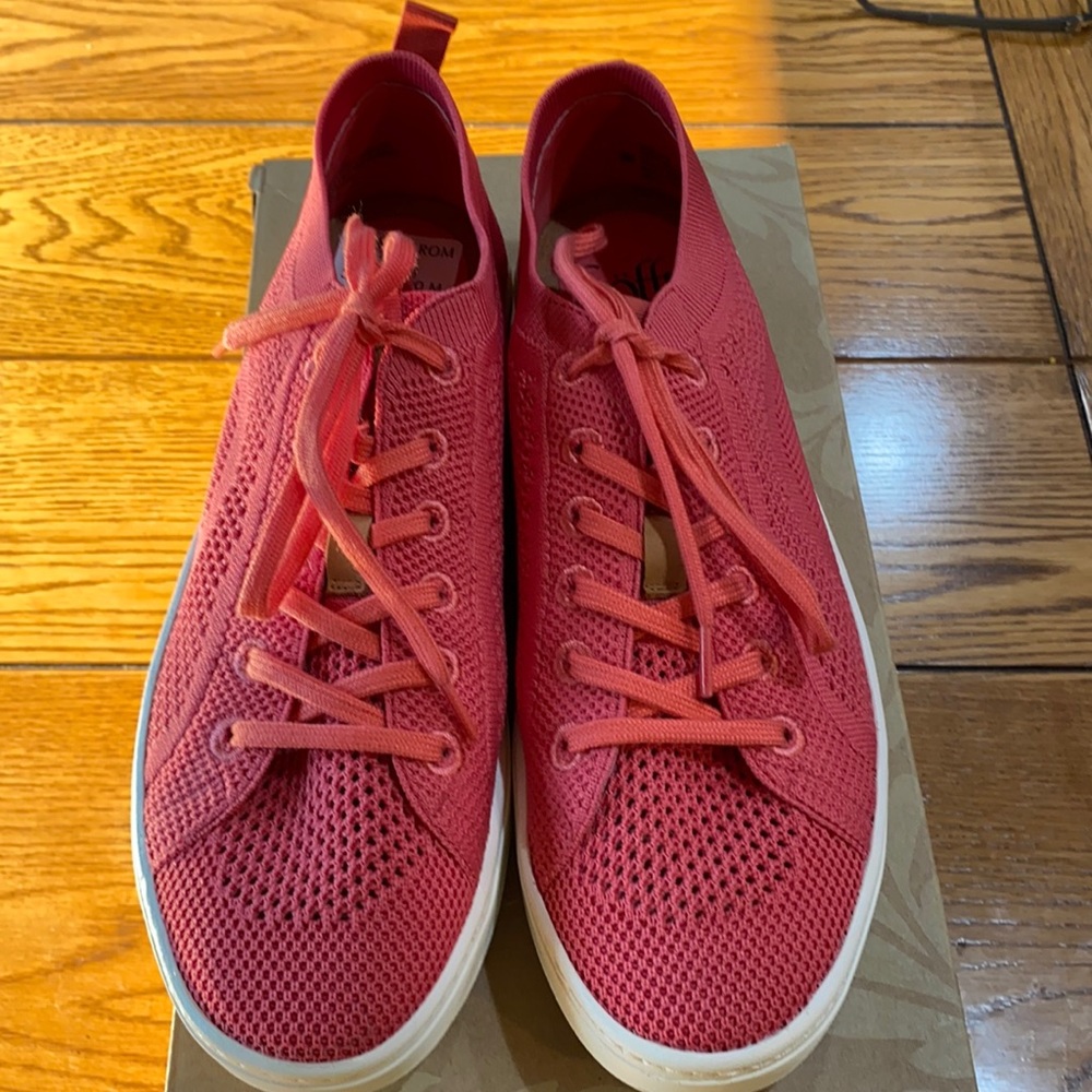 Women’s Sofft light weight brand new tennis shoes